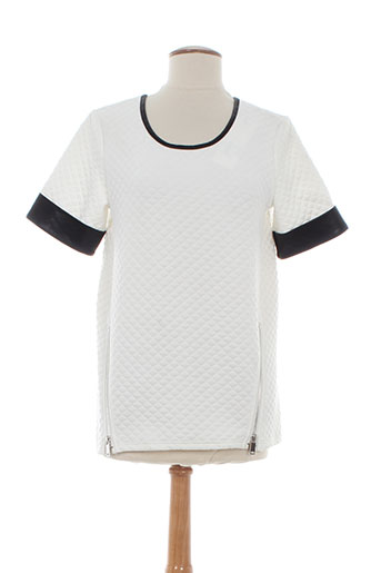 2 et two tops femme de couleur blanc (photo) 2 et two tops femme de couleur blanc (photo)