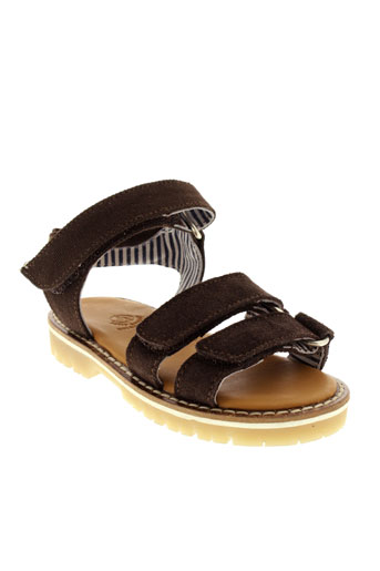 petit et bateau sandales et nu et pieds garcon de couleur marron