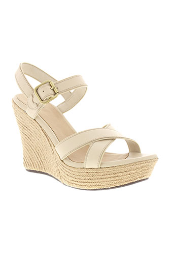 ugg sandales et nu et pieds femme de couleur beige