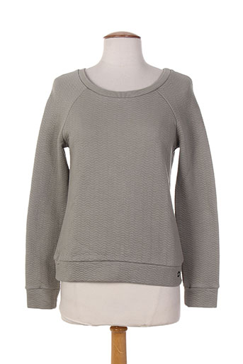 (arman pulls femme de couleur gris