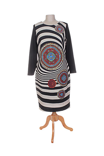 chemins blancs robes femme de couleur noir