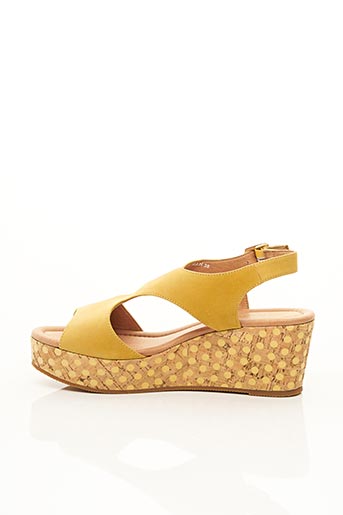 nu pieds jaune femme