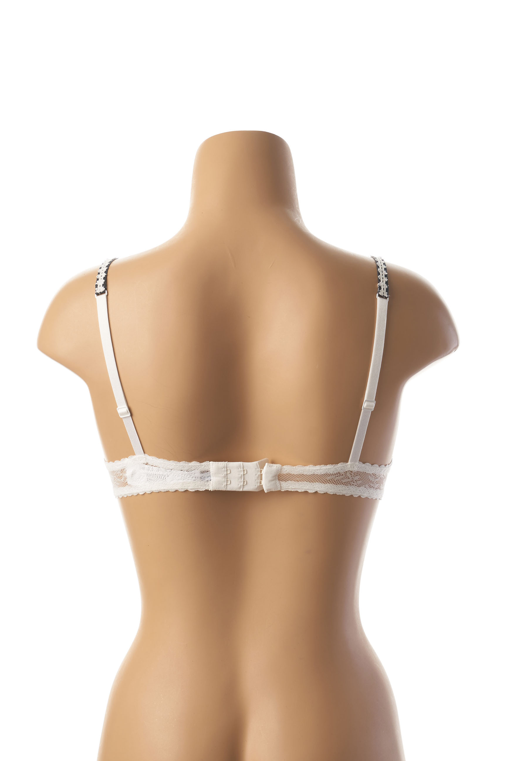 femme en string et en soutien gorge fin
