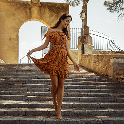femme avec robe jaune